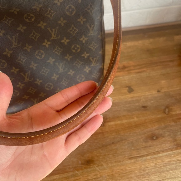 Louis Vuitton  Monogram Looping GM Shoulder Bag - Picture 5 of 15